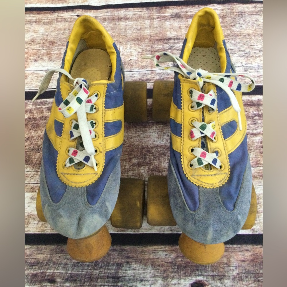 VINTAGE ROLLER SKATES WITH VINTAGE PAC‎ MAN SHOELACES